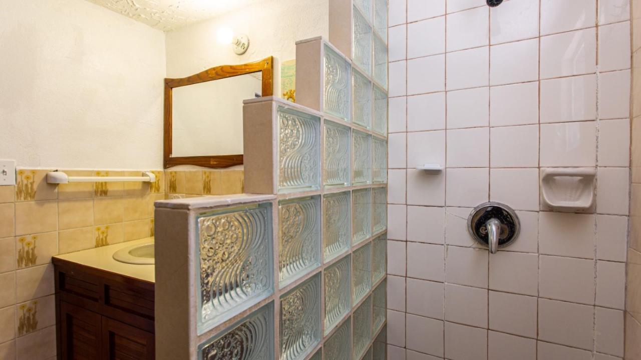 Moonlight Cottage East End Village 외부 사진