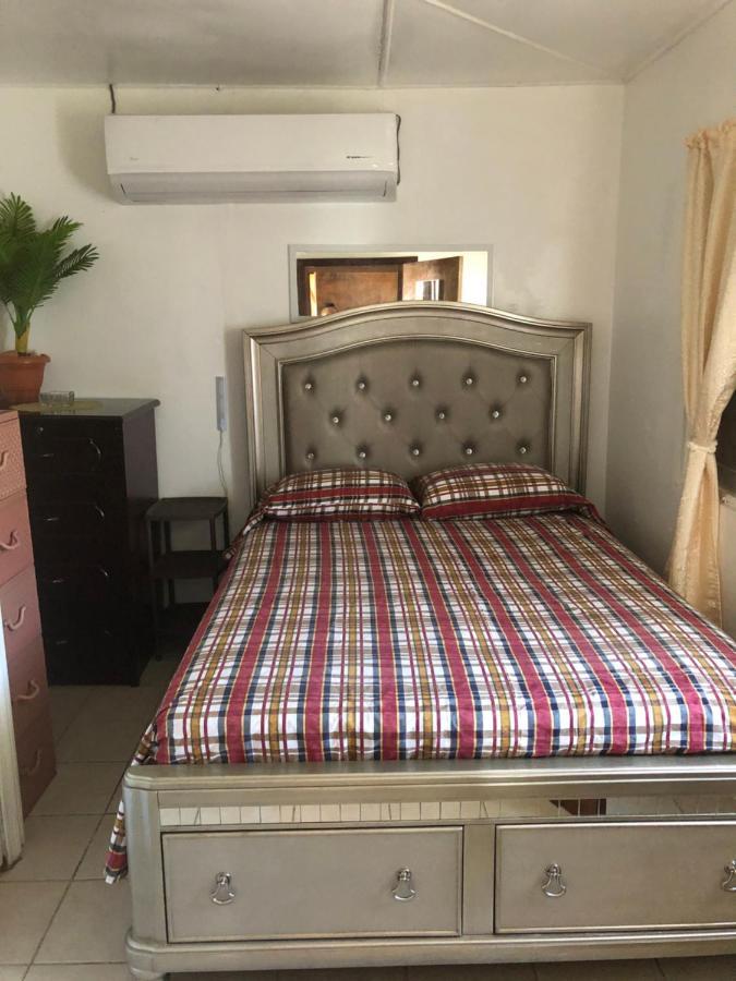 Moonlight Cottage East End Village 외부 사진