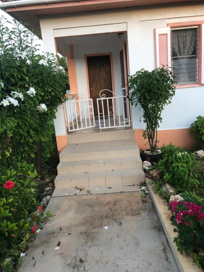 Moonlight Cottage East End Village 외부 사진